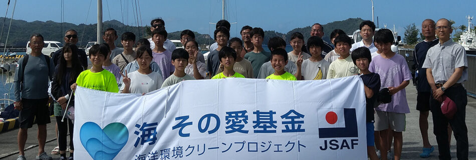 小笠原中学校の生徒さんたちと記念撮影